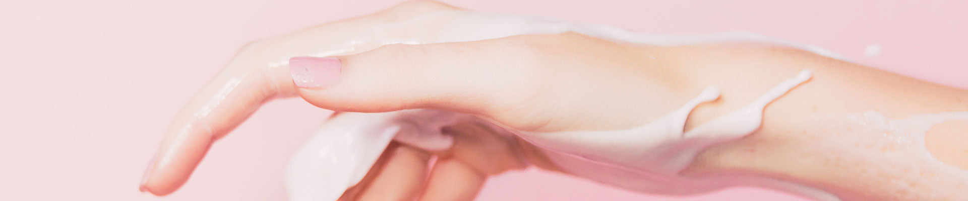 Eine Hand voller CBD Creme und Salbe